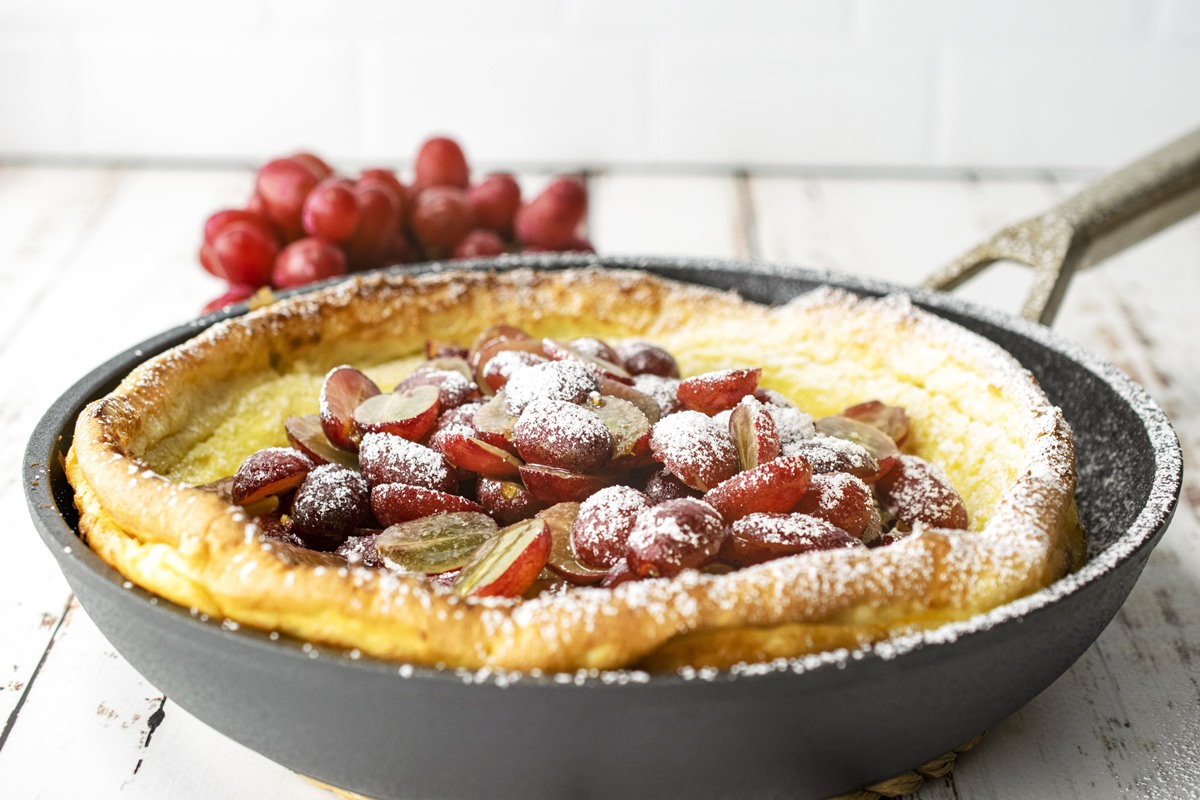 Gebackener Quarkpfannkuchen. Ein buntes, warmes Frühstück