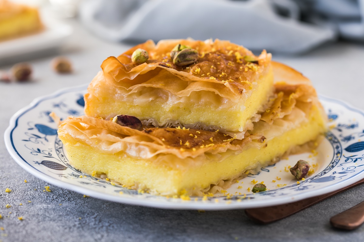 Aus Filoteig bereite ich ein griechisches Dessert zu. In der Mitte befindet sich eine köstliche Creme
