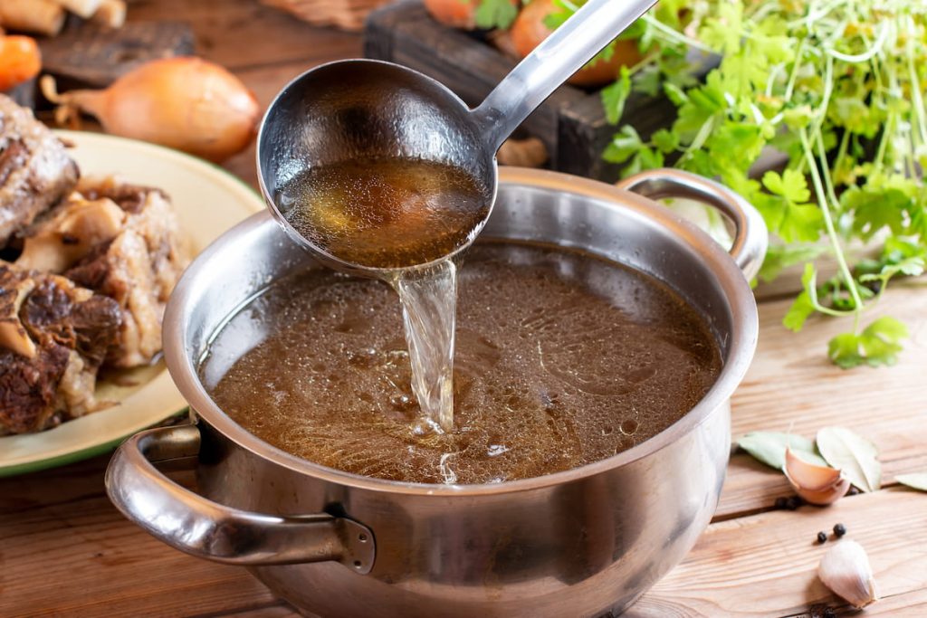 Lammbrühe mit Kollagen: Rezept für straffe und gesunde Haut ohne Cremes