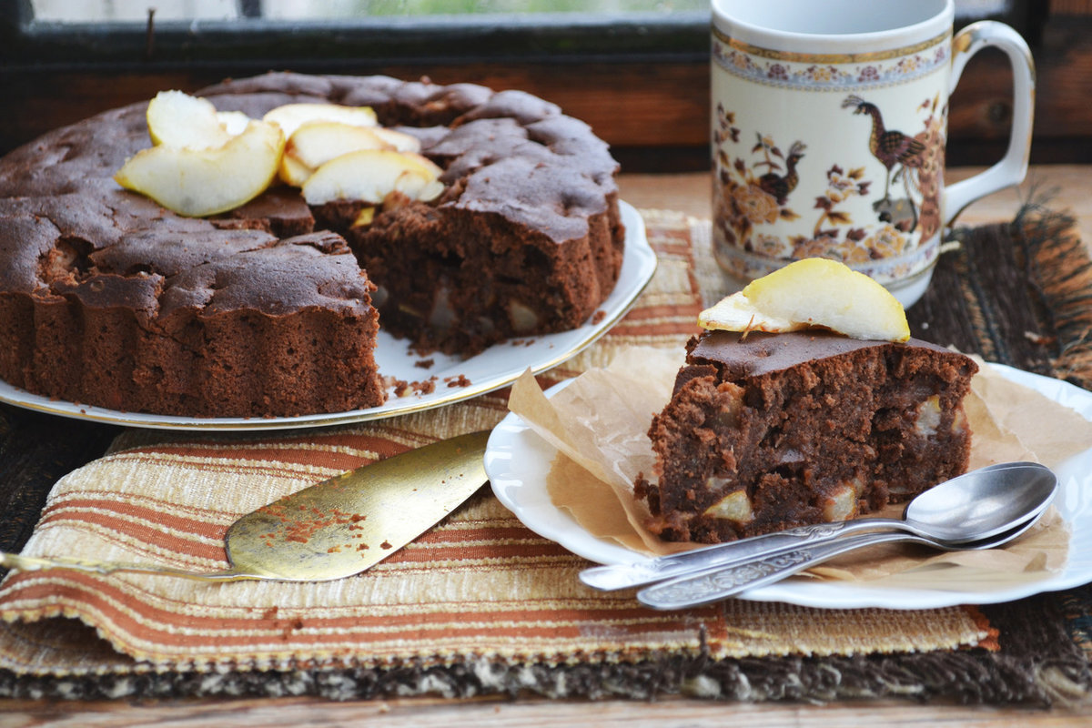 Entdecken Sie das Rezept Ihrer Großmutter. Backen Sie einen leckeren Schokoladenkuchen mit Äpfeln und wecken Sie Ihre Liebe zum Herbst.