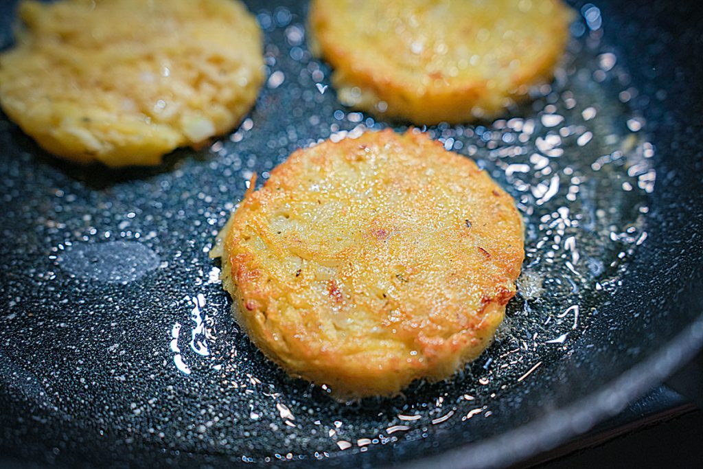 Kartoffelpuffer ohne Reiben. Schnelles Rezept für ein klassisches Mittagessen