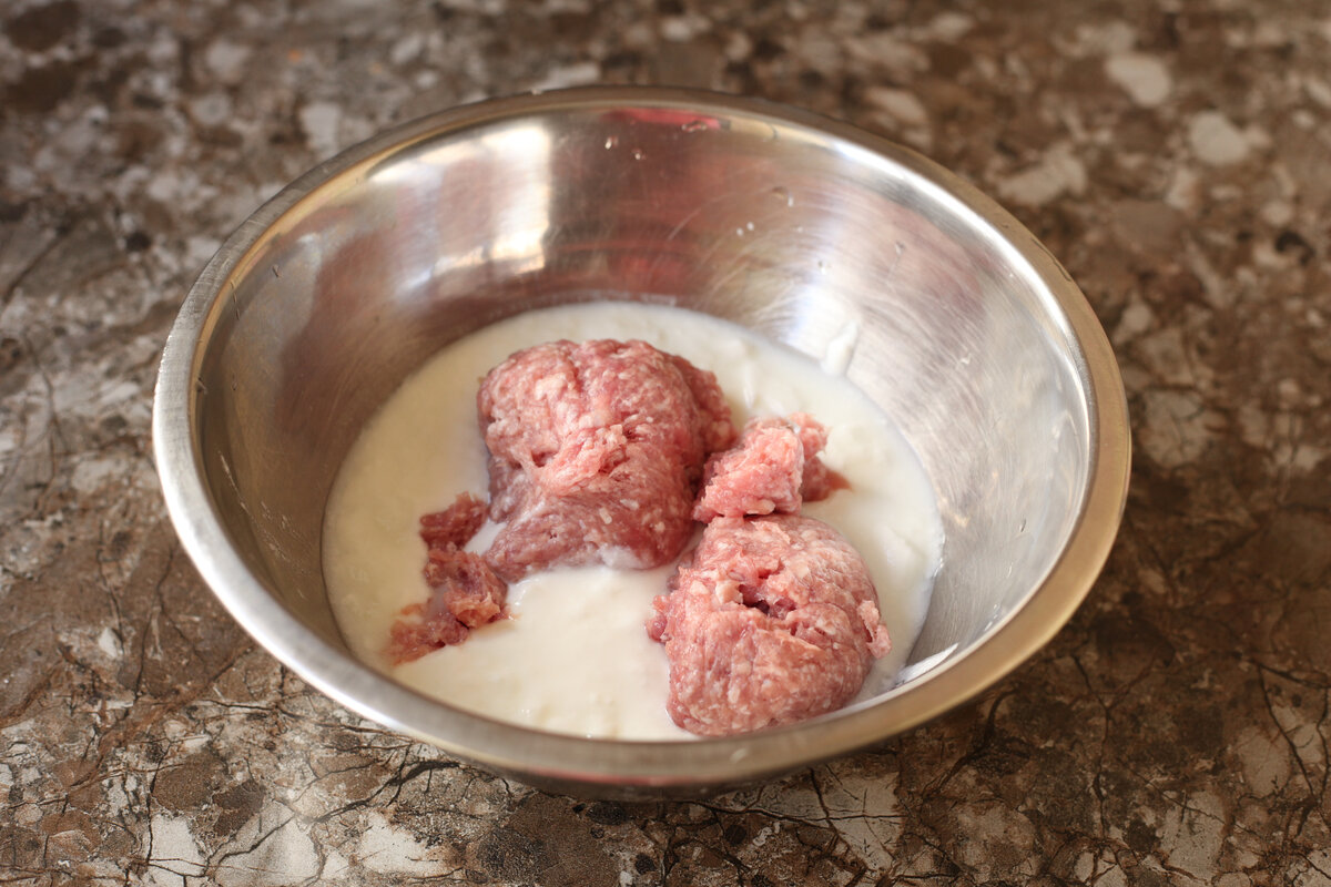 Ich füge ein halbes Glas davon zum Hackfleisch für die Frikadellen hinzu, und sie werden saftig und locker wie nie zuvor. Diesen Trick hat mir meine Großmutter beigebracht