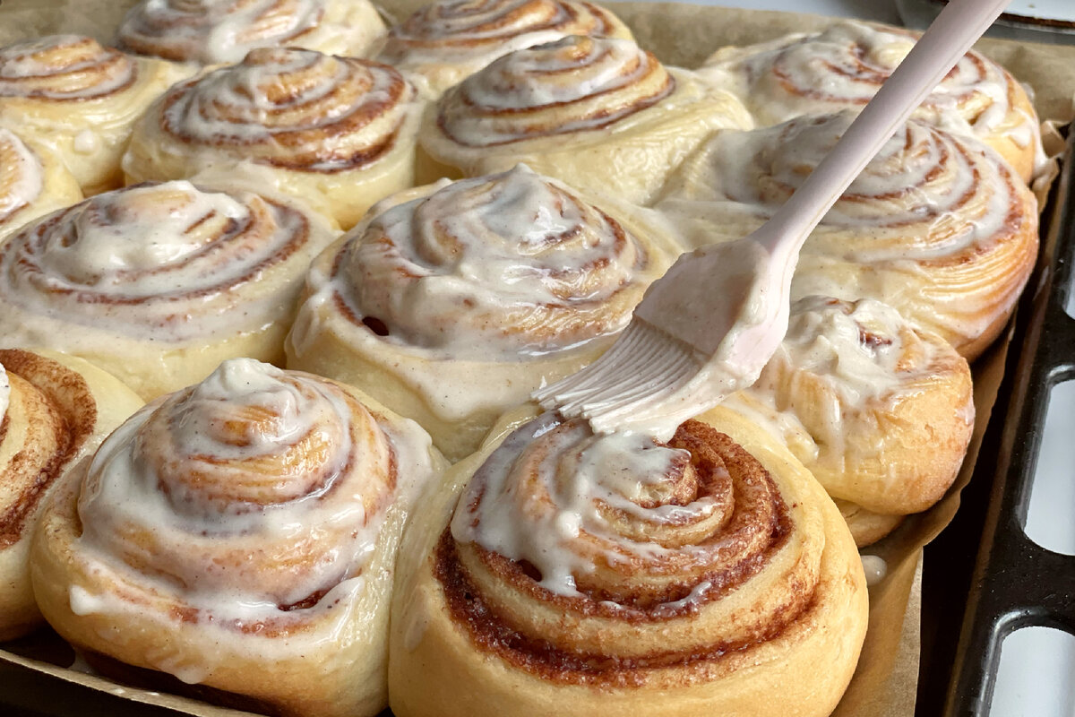Die besten Zimtschnecken mit Zuckerguss. Sie duften und schmecken einfach köstlich.