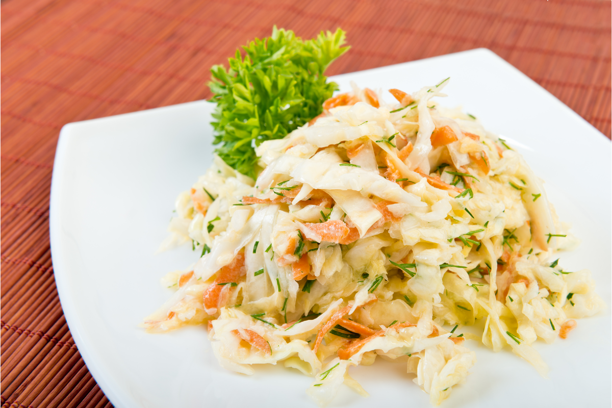 Auf keinen Fall Butter oder Olivenöl. Meine Schwiegermutter hat noch eine weitere Zutat für Sauerkrautsalat, die ihn noch leckerer macht