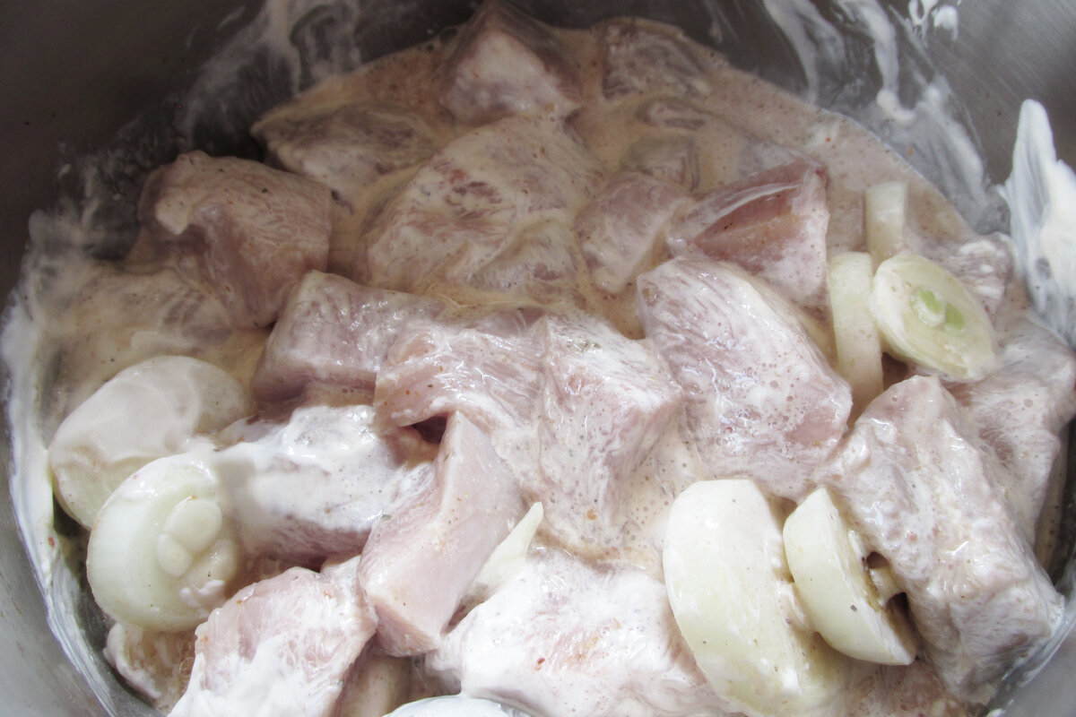 Meine Schwiegermutter mariniert Schweinekoteletts nicht in Milch und Zwiebeln. Sie mariniert Schweinekoteletts in einer anderen Marinade, wodurch sie saftig und zart werden.