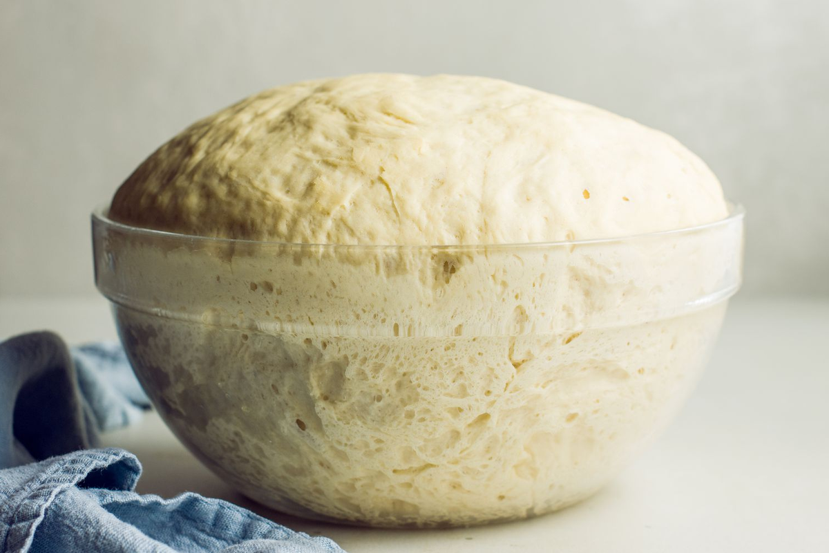 Ich bereite einen luftigen Hefeteig nach dem Rezept meiner Urgroßmutter zu. Er wird sehr saftig und geht bis zur Decke auf.