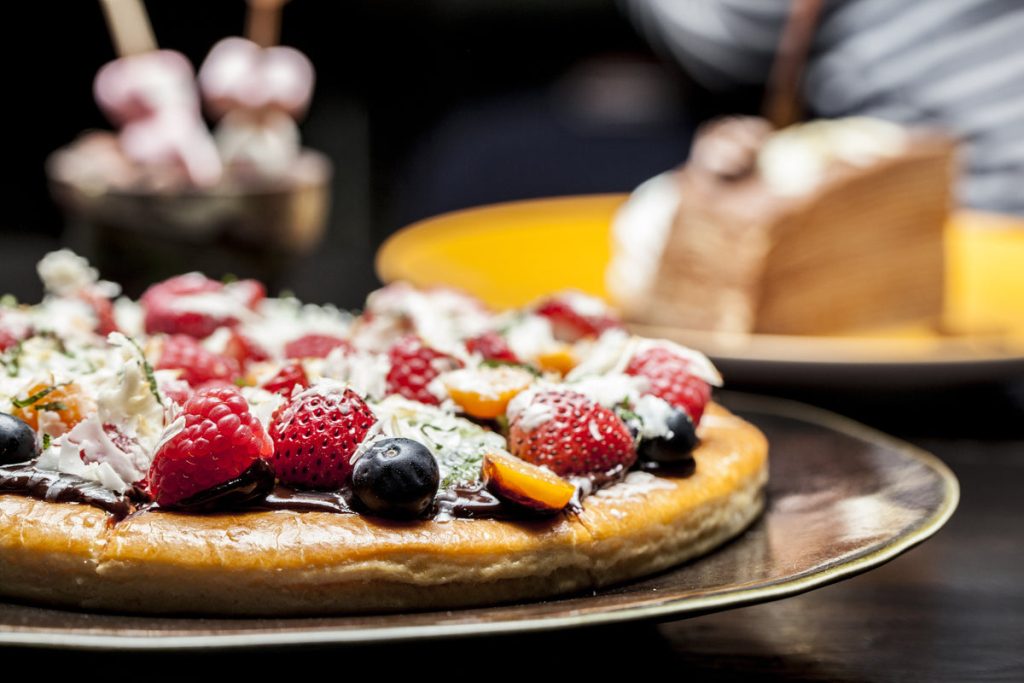 Gebackener Quarkpfannkuchen. Ein buntes, warmes Frühstück