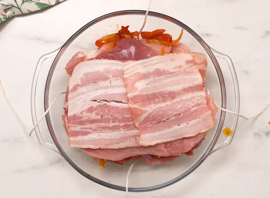 Mehrschichtiger Auflauf aus Schweinefleisch in Soße. Ein Mittagessen, das buchstäblich auf der Zunge zergeht