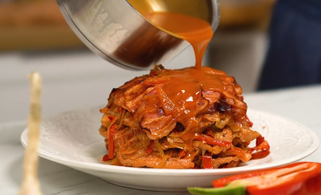 Mehrschichtiger Auflauf aus Schweinefleisch in Soße. Ein Mittagessen, das buchstäblich auf der Zunge zergeht