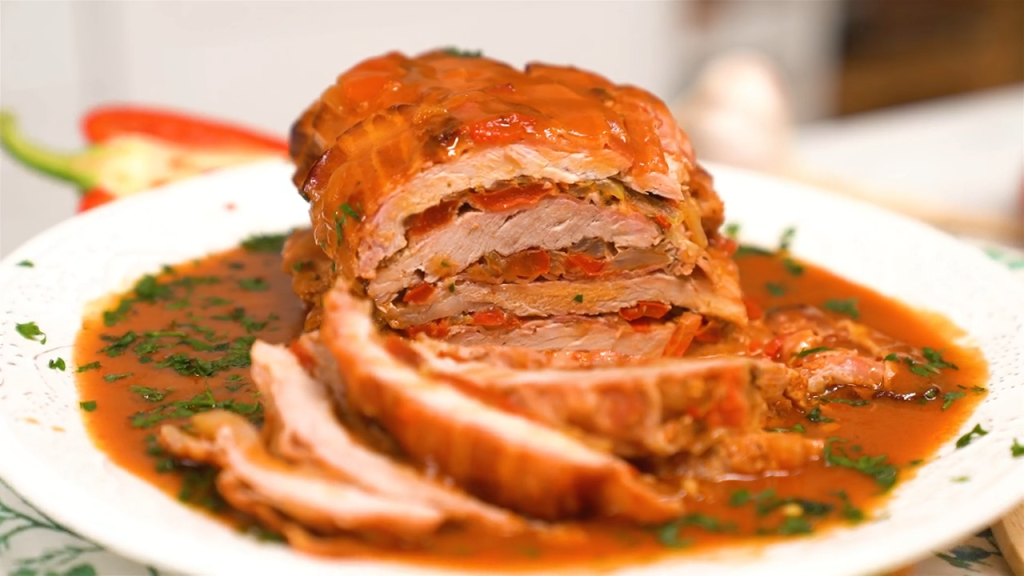 Mehrschichtiger Auflauf aus Schweinefleisch in Soße. Ein Mittagessen, das buchstäblich auf der Zunge zergeht