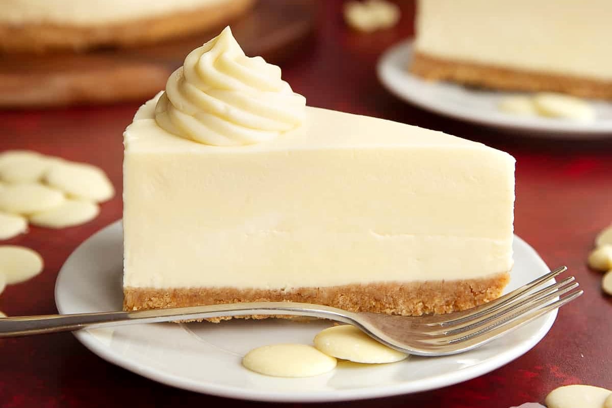 Ohne Backofen: Wie man schnell und einfach einen Cheesecake mit weißer Schokolade zubereitet