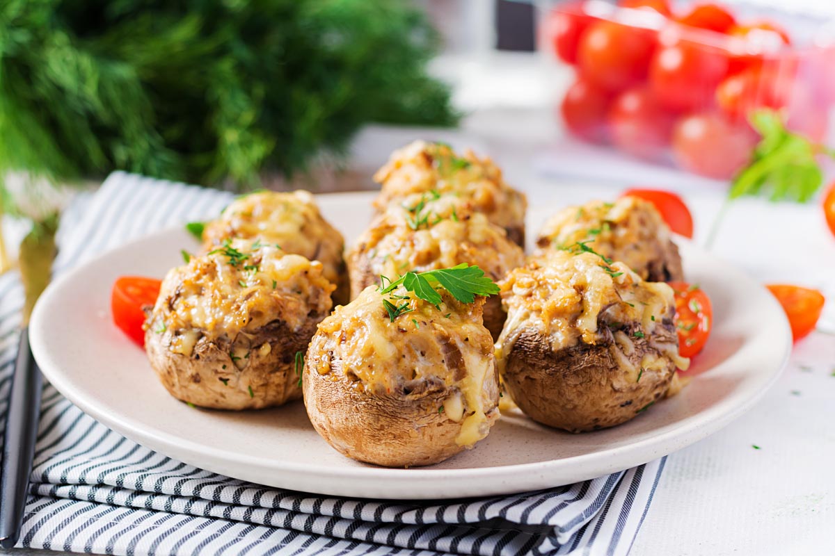 Zu den Champignons geben und überbacken. Die ersten werden vom Tisch verschwinden