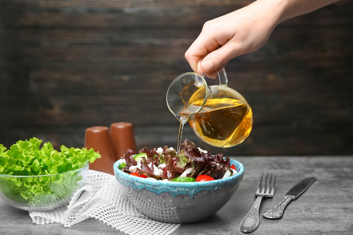 Fügen Sie das Öl nicht als letztes zum Salat hinzu: Hier ist die richtige Reihenfolge der Zutaten