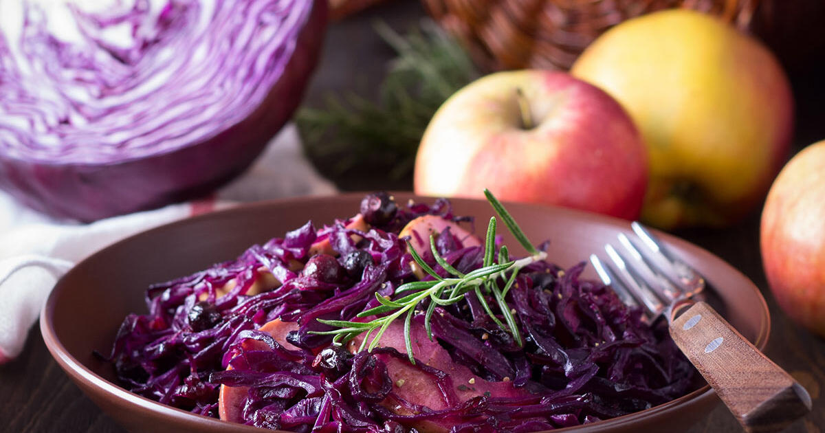 Keine Salate, nur heißer Rotkohl. Ich füge preiswerte Früchte hinzu, und es schmeckt wie im Restaurant