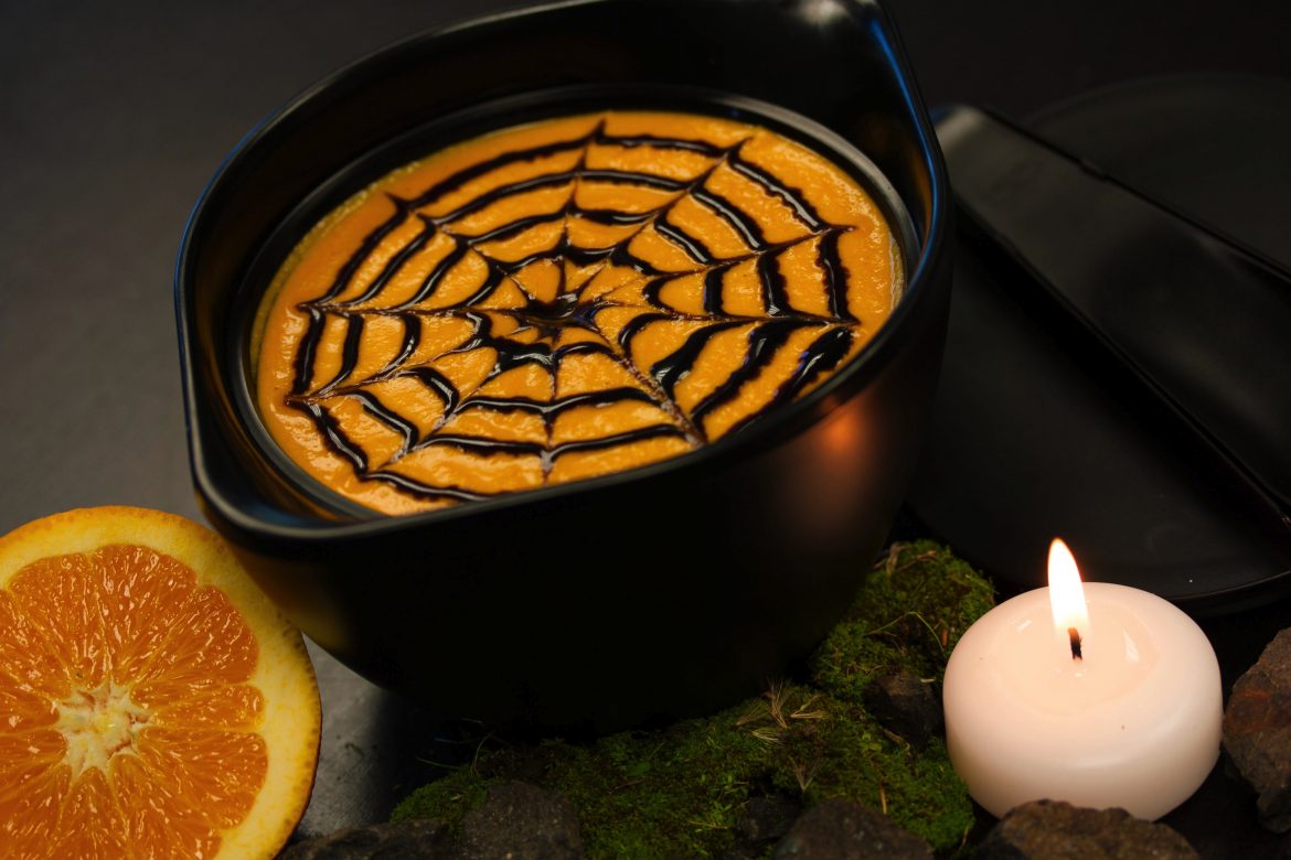 Halloween-Orangenkuchen, Teig mit Kakao, Olivenöl