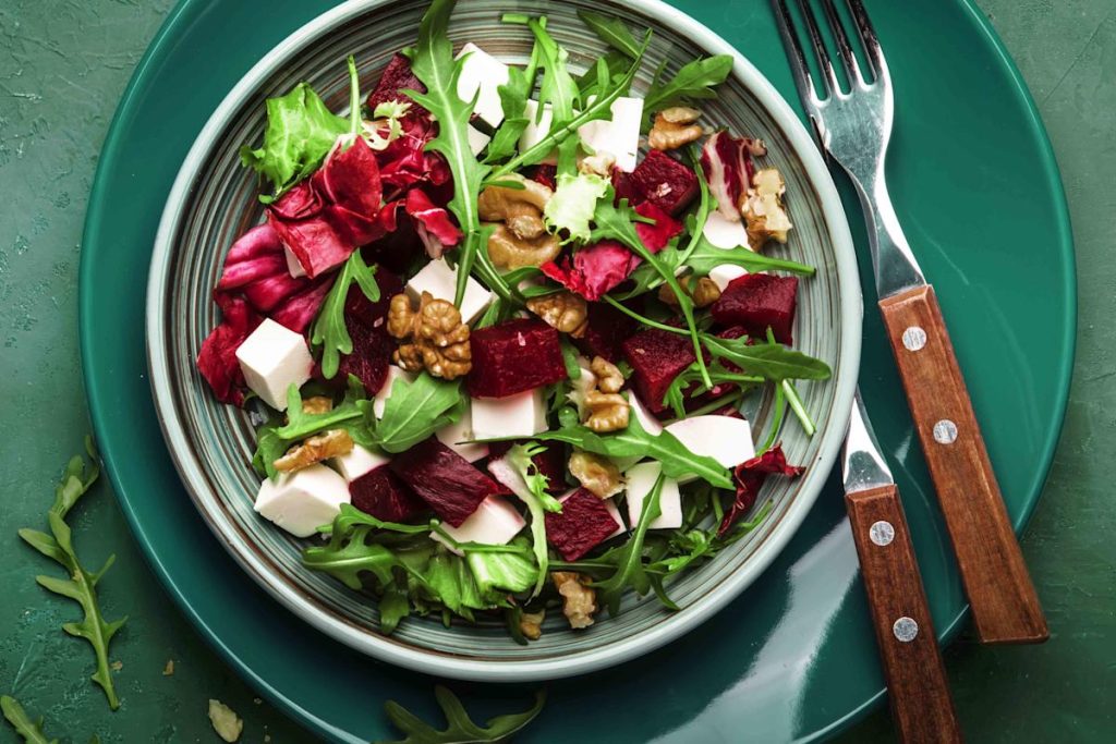 Eine Ballaststoffbombe für die Fingerspitzen. Reinigen Sie Ihren Körper mit einem Salat aus Rote Beete, Feta und Walnüssen
