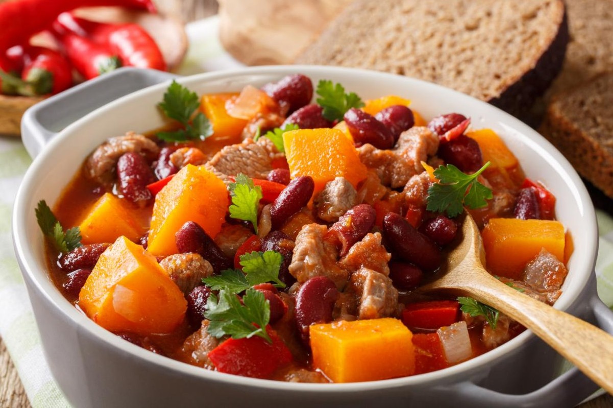 Ich füge zwei Zutaten zum Ragout hinzu. In dieser Variante wird es noch leckerer