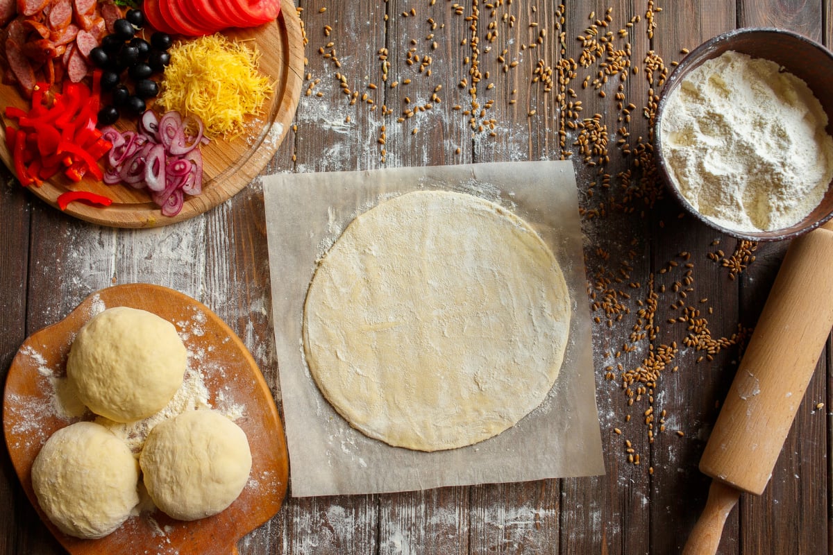 Wie man Pizzateig zu Hause zubereitet: Hier ist das endgültige Rezept
