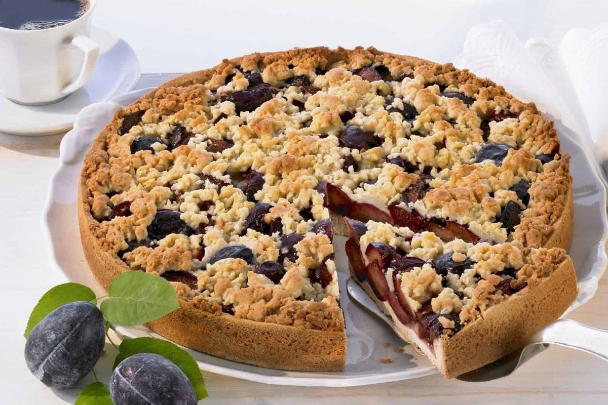 Mischen, backen und genießen! Backen Sie den einfachsten Pflaumenkuchen. Die perfekte Leckerei ohne großen Aufwand
