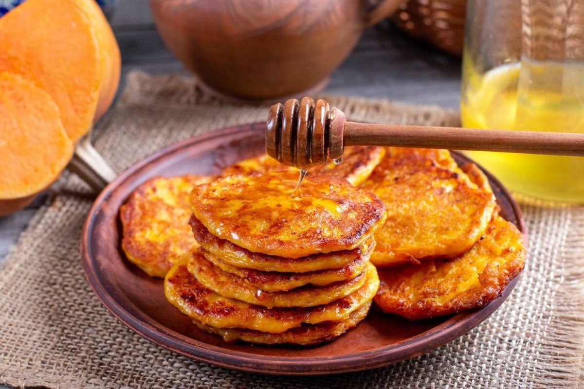 Ich habe diese herzhaften Kürbis-Pfannkuchen mit einem Löffel zubereitet, sie sind sehr weich und schnell fertig