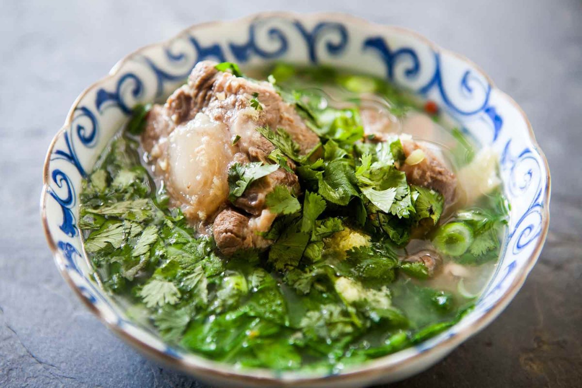 Wir haben diese Suppe lange Zeit vergessen. Sie ist lecker, wärmend und wirkt wie Balsam auf die Gelenke.