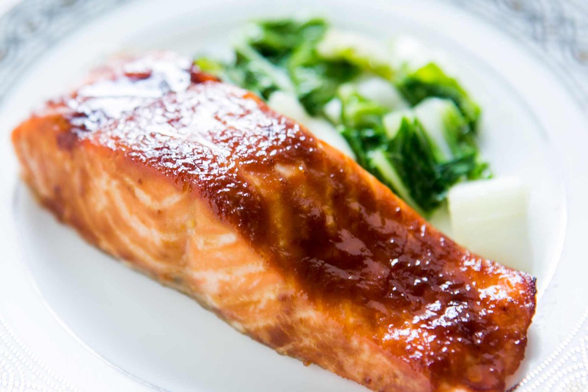 Mit Honig gebackener Lachs – ein überraschendes und sehr einfach zuzubereitendes Fischgericht.