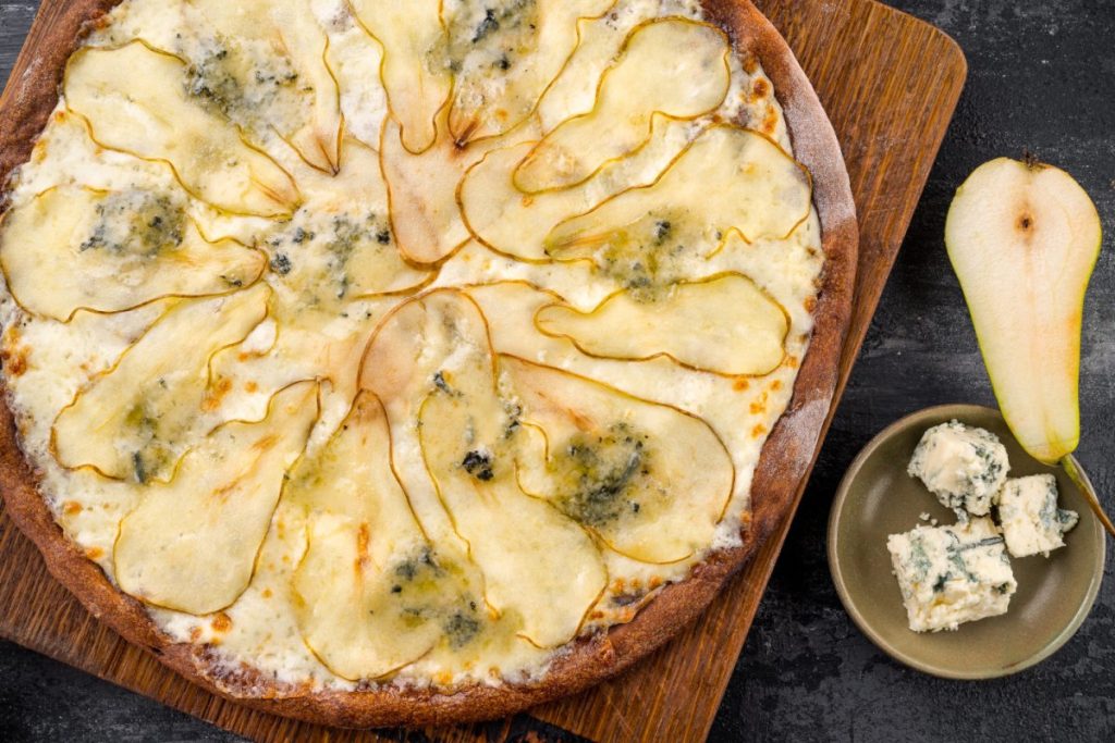 Ich rolle den fertigen Teig aus und verteile die drei Zutaten darauf. Das Gericht ist sehr einfach, schmeckt aber exklusiv