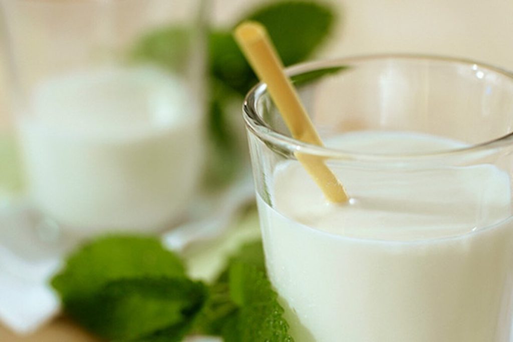 Wenn Sie täglich Kefir trinken, wird es Sie interessieren, was die Wissenschaft über die Auswirkungen auf Ihren Magen herausgefunden hat