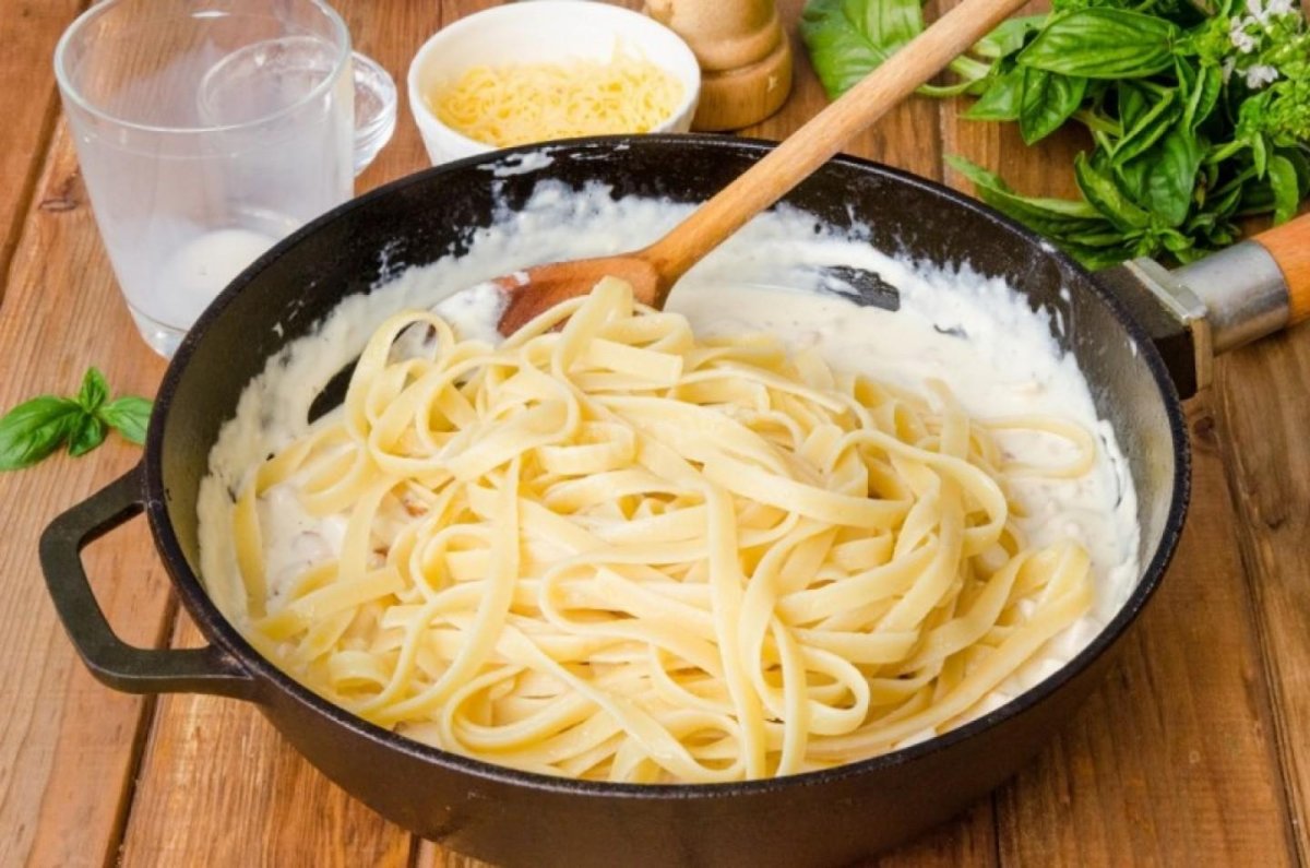 Fettuccine alla Papalina, ein römisches Rezept mit Variationen