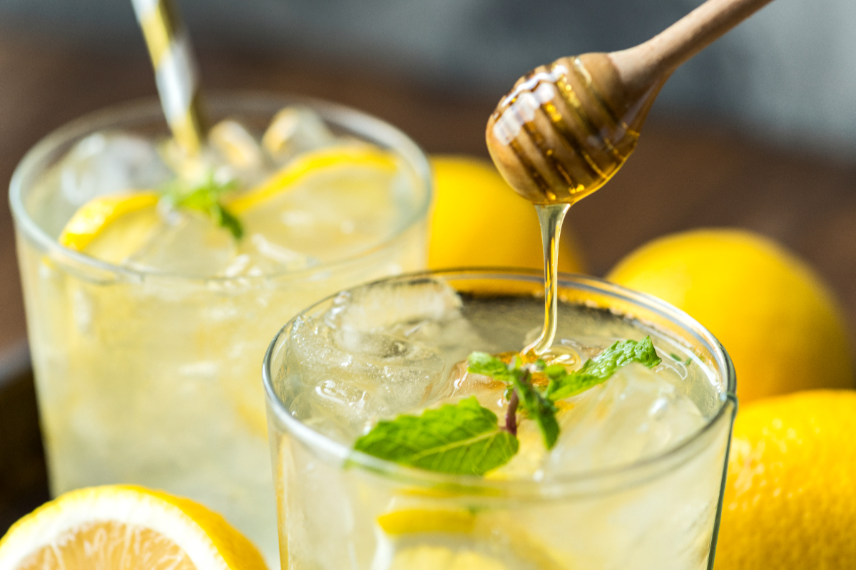Wie man aus einer Zitrone 1 Liter Limonade zubereitet, erfrischend und in weniger als 10 Minuten