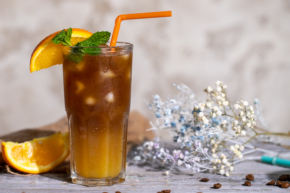 Kalter Kaffee mit Orange: Erfahren Sie, wie Sie dieses erfrischende und aromatische Getränk zubereiten können.