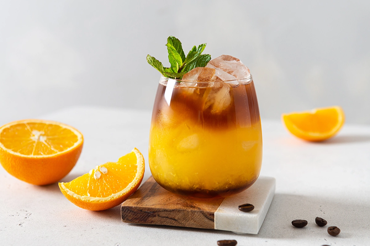 Kalter Kaffee mit Orange: Erfahren Sie, wie Sie dieses erfrischende und aromatische Getränk zubereiten können.