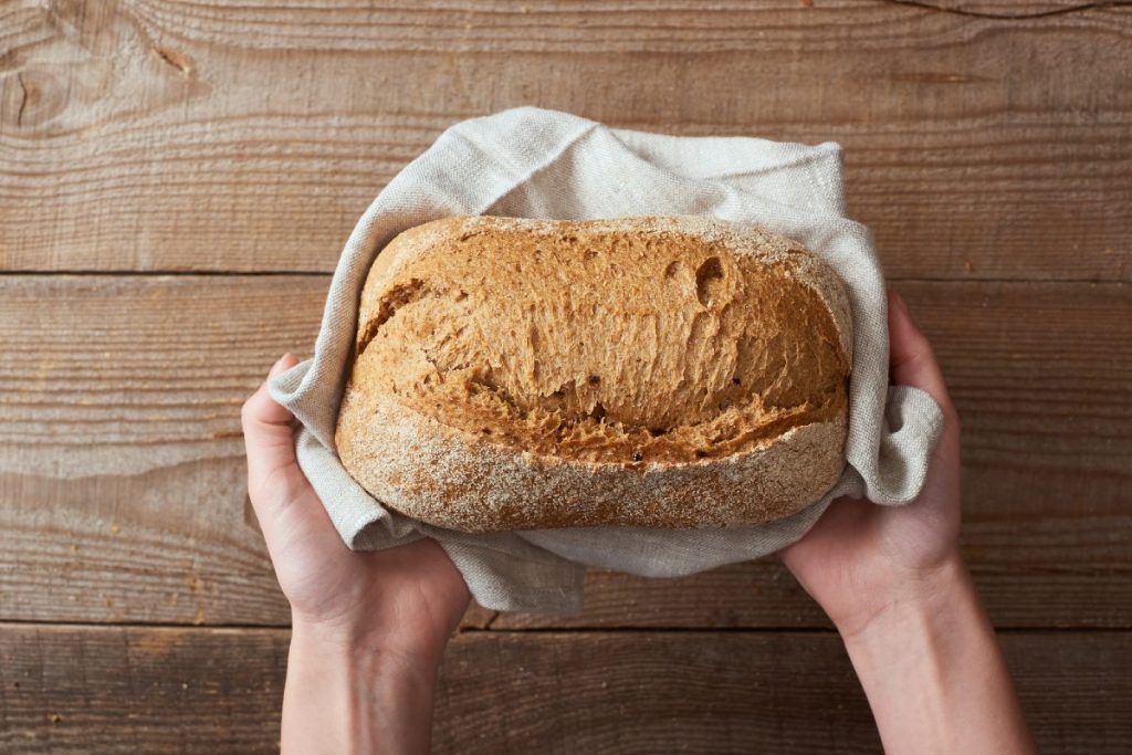 Es handelt sich nicht um Kefir oder Buttermilch. Fügen Sie es einfach hinzu und vergessen Sie hartes Brot. Es wird weich und bleibt lange frisch.