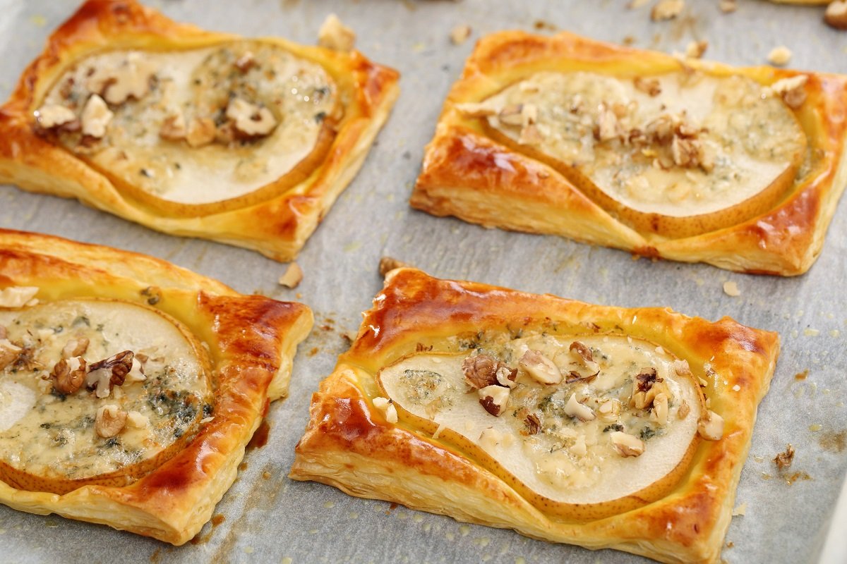 Ich rolle den fertigen Teig aus und verteile die drei Zutaten darauf. Das Gericht ist sehr einfach, schmeckt aber exklusiv