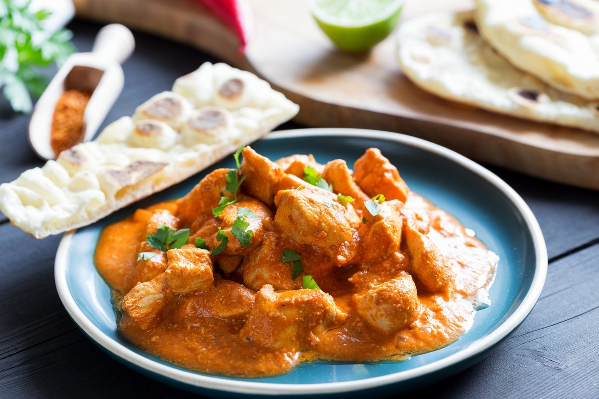 Dies ist kein gewöhnliches Hühnercurry. Diese leichte Variante ohne Milch und Sahne überrascht mit ihrem Geschmack.