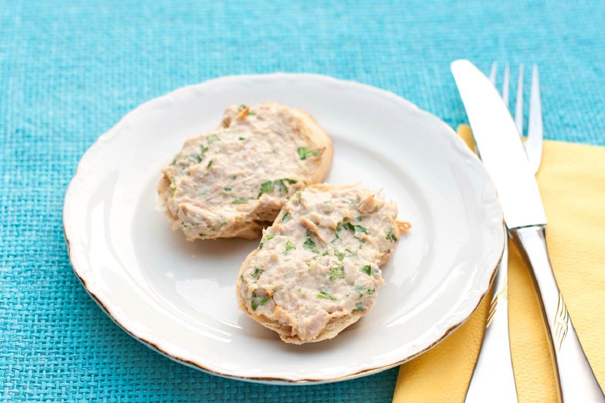 Nehmen Sie Knoblauch und Bohnen. Sie werden eine solche Brotaufstrich zubereiten, dass Sie Wurst und Käse vergessen werden