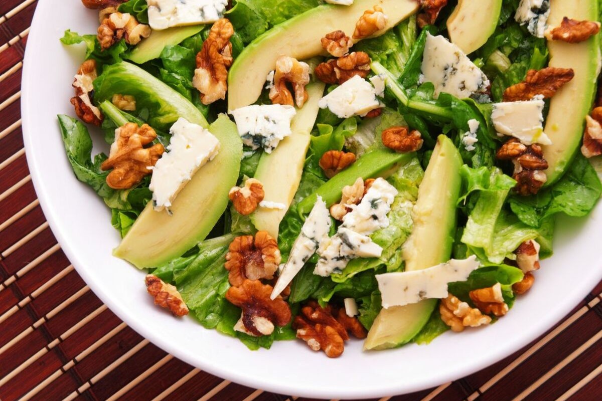Die Kombination aus Avocado und Käse wird Ihr Herz erobern. Andere Salate treten in den Hintergrund
