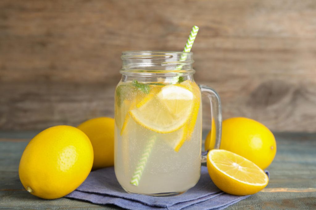 Wie man aus einer Zitrone 1 Liter Limonade zubereitet, erfrischend und in weniger als 10 Minuten