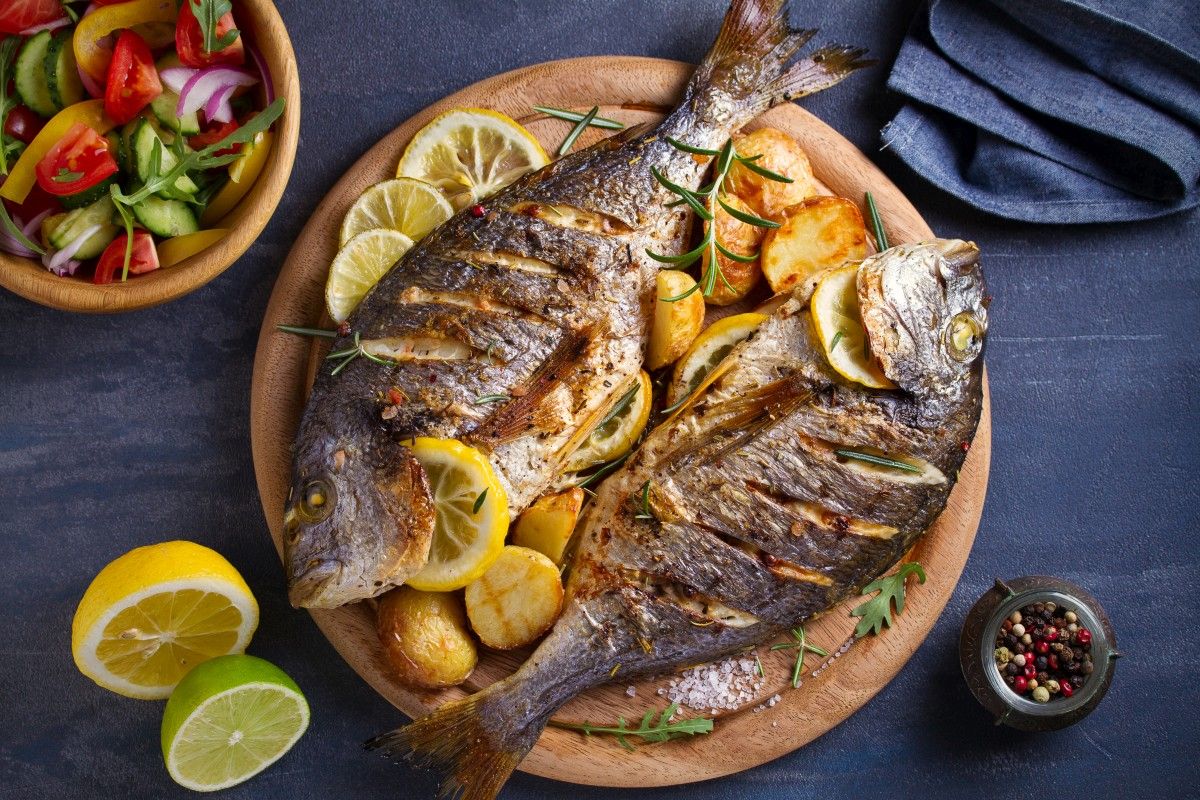 Dorade mit Zitrone, Kartoffeln und Zwiebeln: ein klassisches, einfaches und sehr leckeres Rezept für die Zubereitung im Backofen.