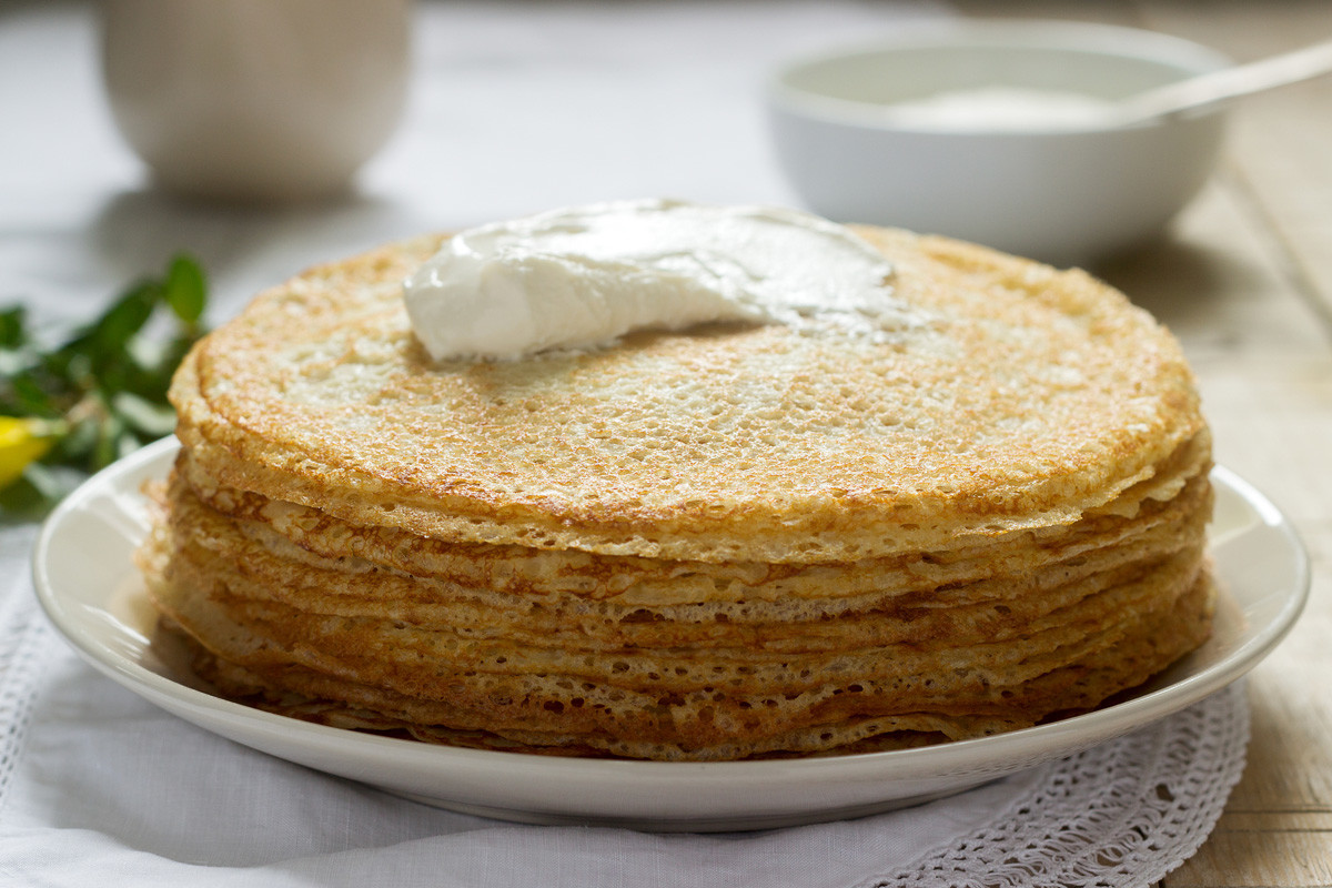 Ich füge es zum Teig hinzu. Die Pfannkuchen werden zart, weich und zerreißen nicht.