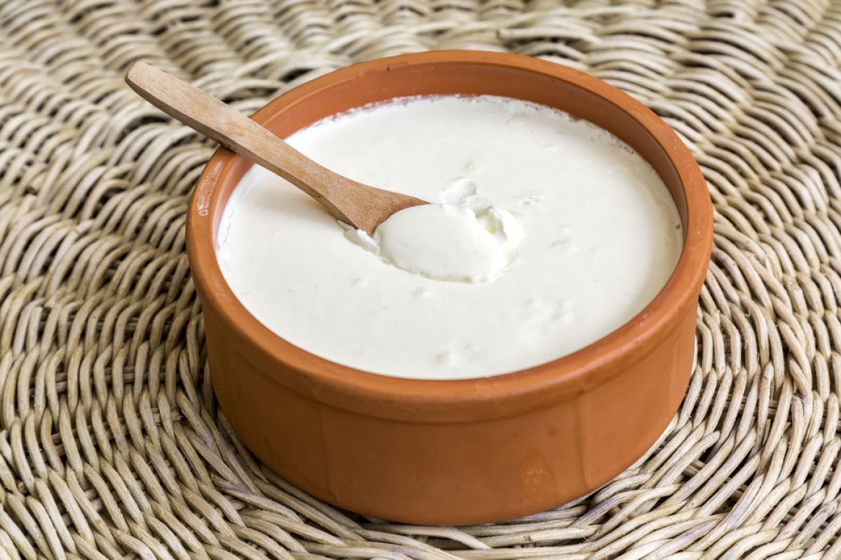 Wie man griechischen Joghurt zu Hause aus nur 2 Zutaten schnell und einfach zubereitet