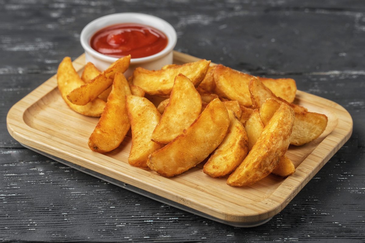 Samstags bereite ich oft solche knusprigen Kartoffelscheiben aus dem Ofen zu.