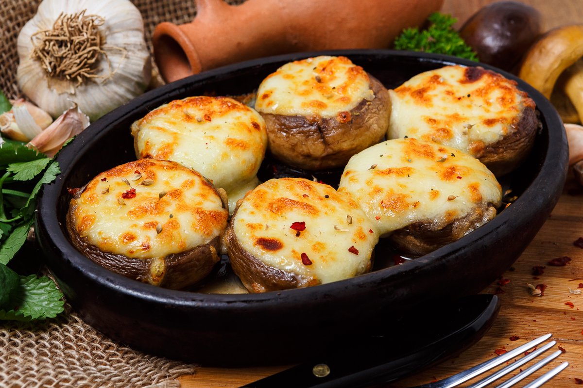 Zu den Champignons geben und überbacken. Die ersten werden vom Tisch verschwinden