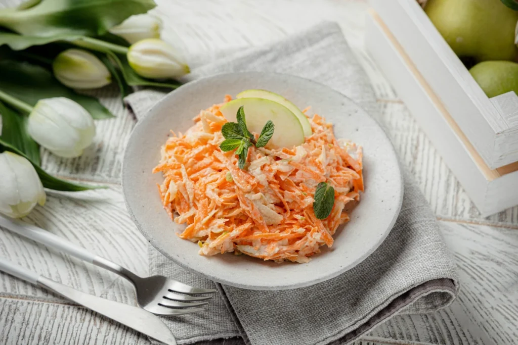Ein leckerer und knackiger Salat mit einer einfachen Sauce. In letzter Zeit bereite ich an den Wochenenden nur noch diesen Salat zu