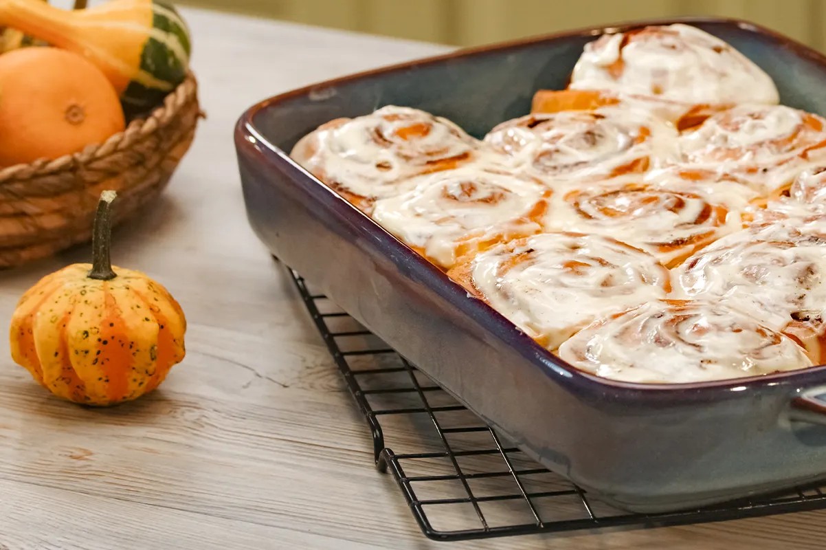 Das Rezept für diese Zimtschnecken habe ich von meiner Nachbarin bekommen. Eine ungewöhnliche Zutat verstärkt den Geschmack