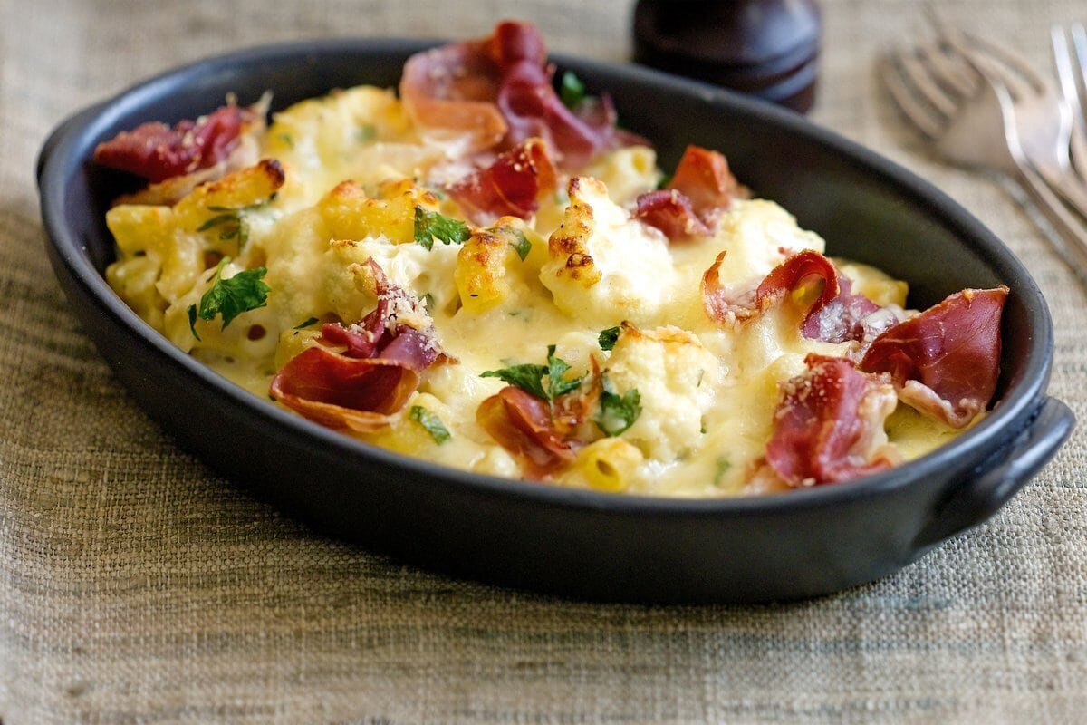 Gebackener Kohl mit Paprika, Speck und Käse – ein sättigendes Mittagessen aus wenigen Zutaten