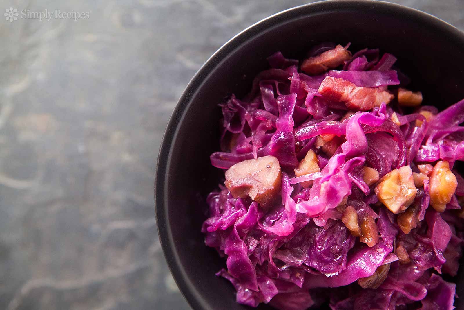 Keine Salate, nur heißer Rotkohl. Ich füge preiswerte Früchte hinzu, und es schmeckt wie im Restaurant
