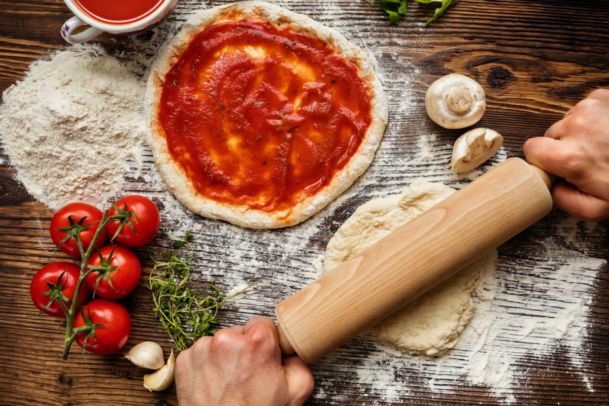 Anstatt sie oben drauf zu legen, füge ich sie dem Teig hinzu. Diese Pizza lässt alle Pizzerien vor Neid erblassen