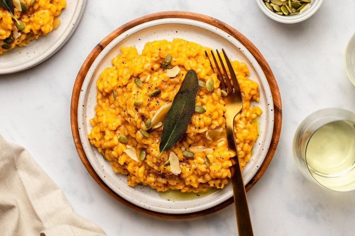 Sie haben noch nie ein so cremiges Risotto mit Kürbis probiert, und es ist sehr schnell zubereitet!