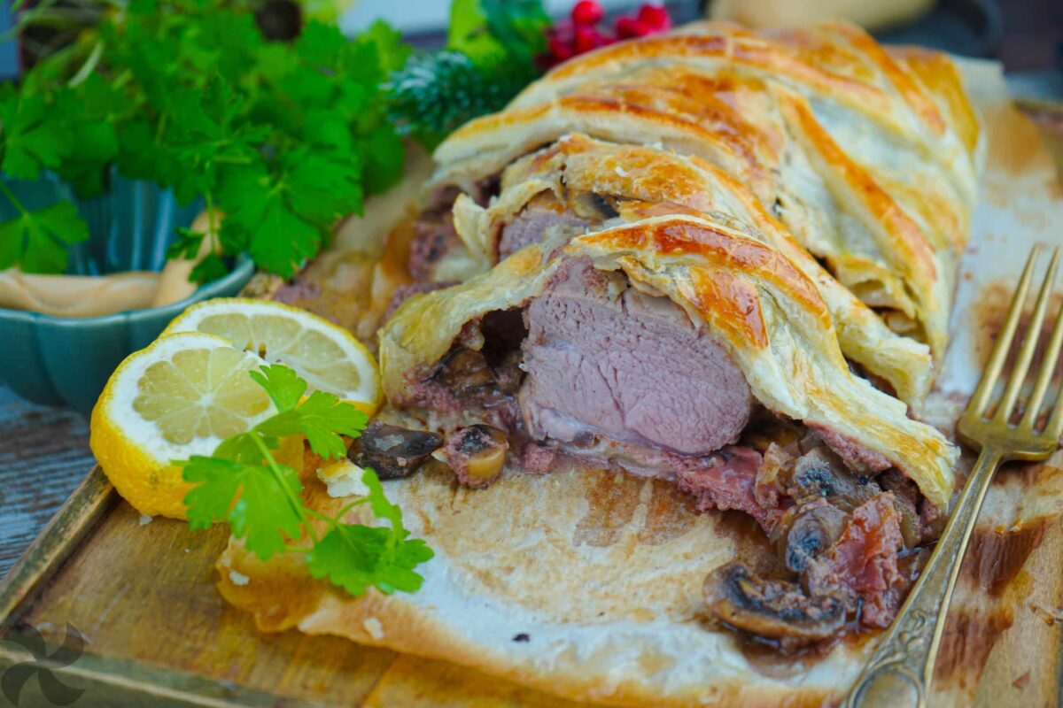 Schweinefilet in Kruste für ein festliches Abendessen: Ich habe einen hervorragenden Eindruck hinterlassen, ohne viel Geld auszugeben, und die Gäste haben alles bis auf den letzten Krümel aufgegessen.